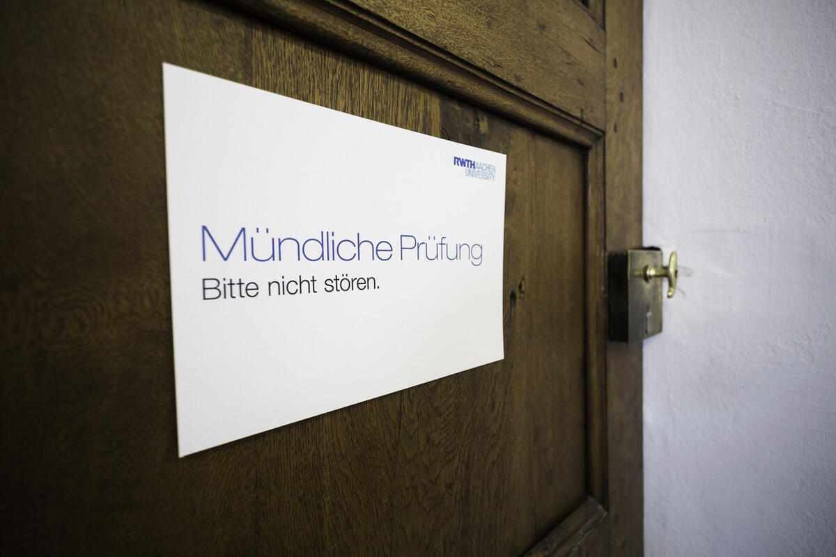 Tür mit Schild: Mündliche Prüfung. Bitte nicht stören